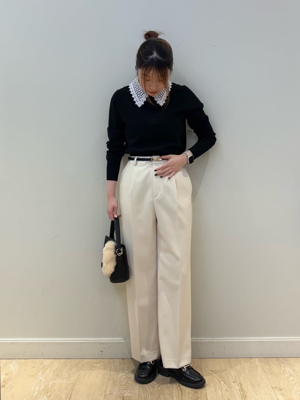 ブラック系のショルダーバッグ、ブラック系のニット/セーター、ホワイト系のその他パンツを着用したレディースの秋コーディネートの3枚目の写真