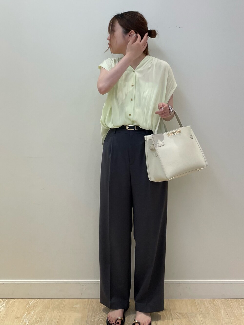 ゴールド系のサンダル、ブラック系のショルダーバッグ、グリーン系のその他パンツを着用したレディースの夏コーディネートの2枚目の写真