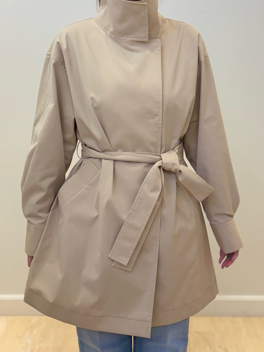 ブラック系のトートバッグ、ブルー系のデニムパンツ、ブルー系のニット/セーターを着用したレディースの冬コーディネートの6枚目の写真