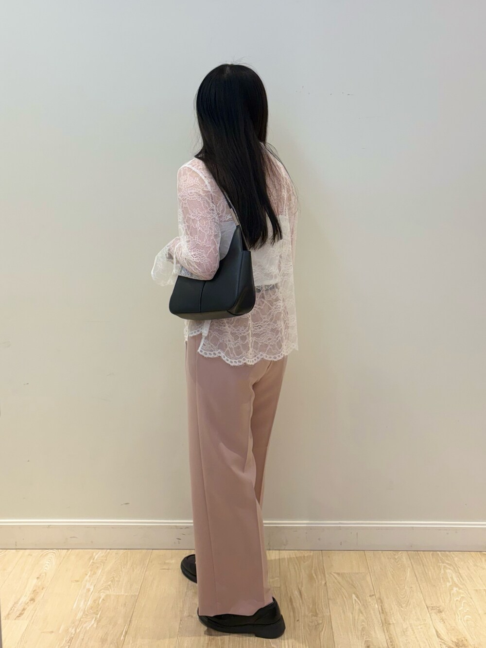 ブラック系のショルダーバッグ、ピンク系のその他パンツ、ホワイト系のシャツ/ブラウスを着用したレディースの夏コーディネートの2枚目の写真