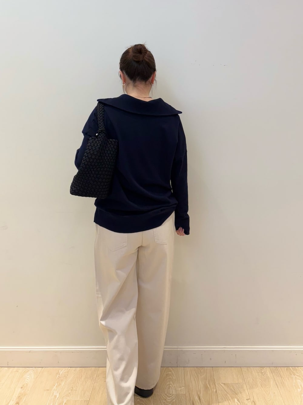 ホワイト系のその他パンツ、ブルー系のニット/セーター、ホワイト系のタンクトップを着用したレディースの春コーディネートの2枚目の写真