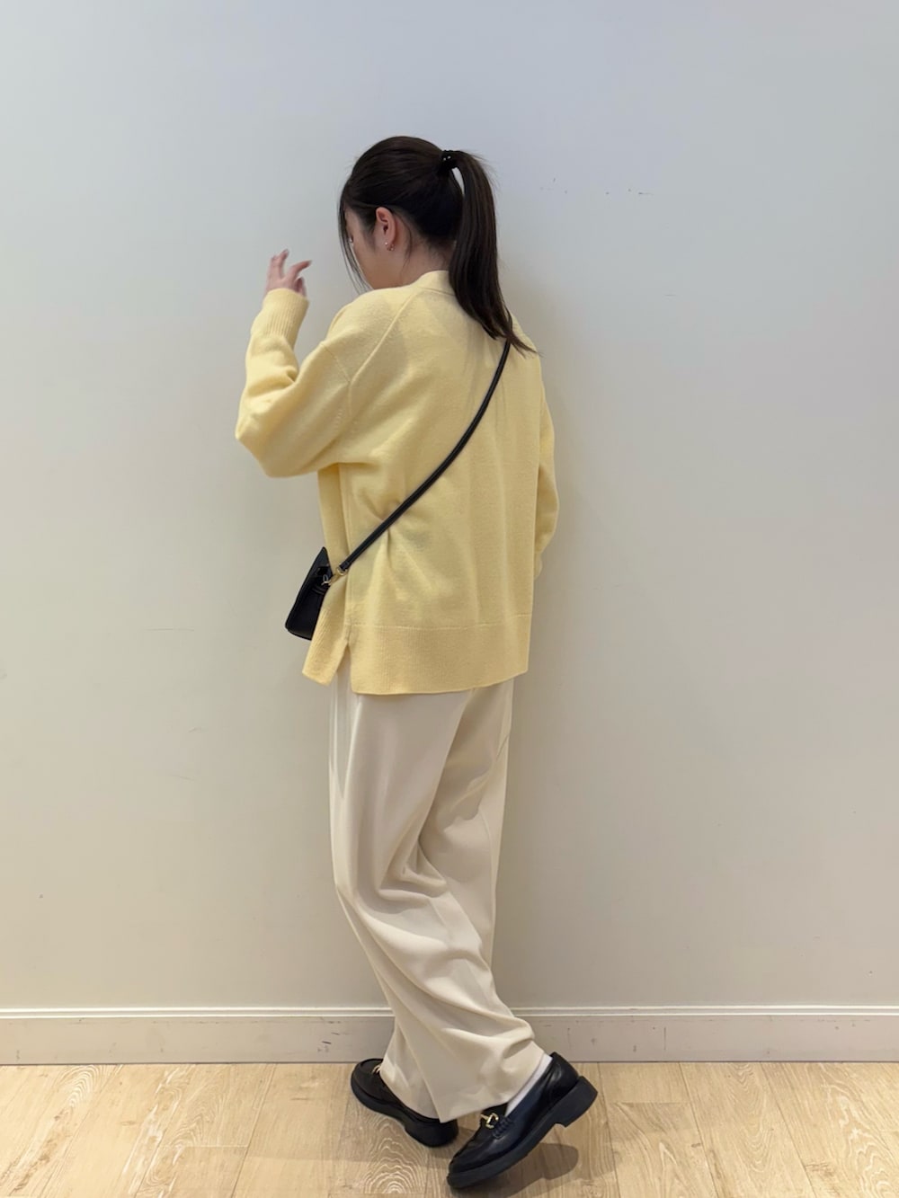 ブラック系のショルダーバッグ、ホワイト系のその他パンツ、ホワイト系のタンクトップを着用したレディースの冬コーディネートの3枚目の写真