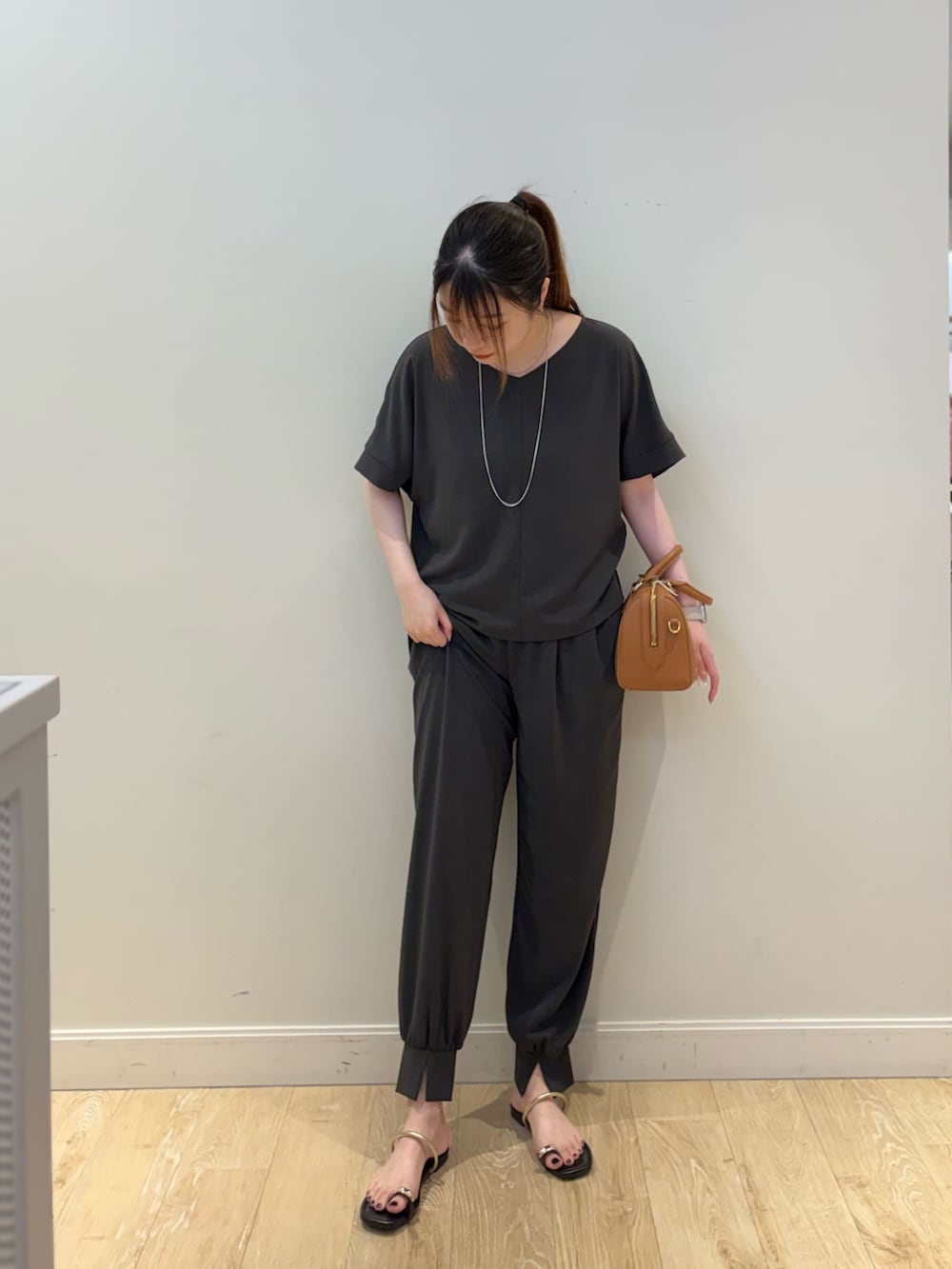 グレー系のシャツ/ブラウス、ブラウン系のボストンバッグ、グレー系のその他パンツを着用したレディースの夏コーディネートの4枚目の写真