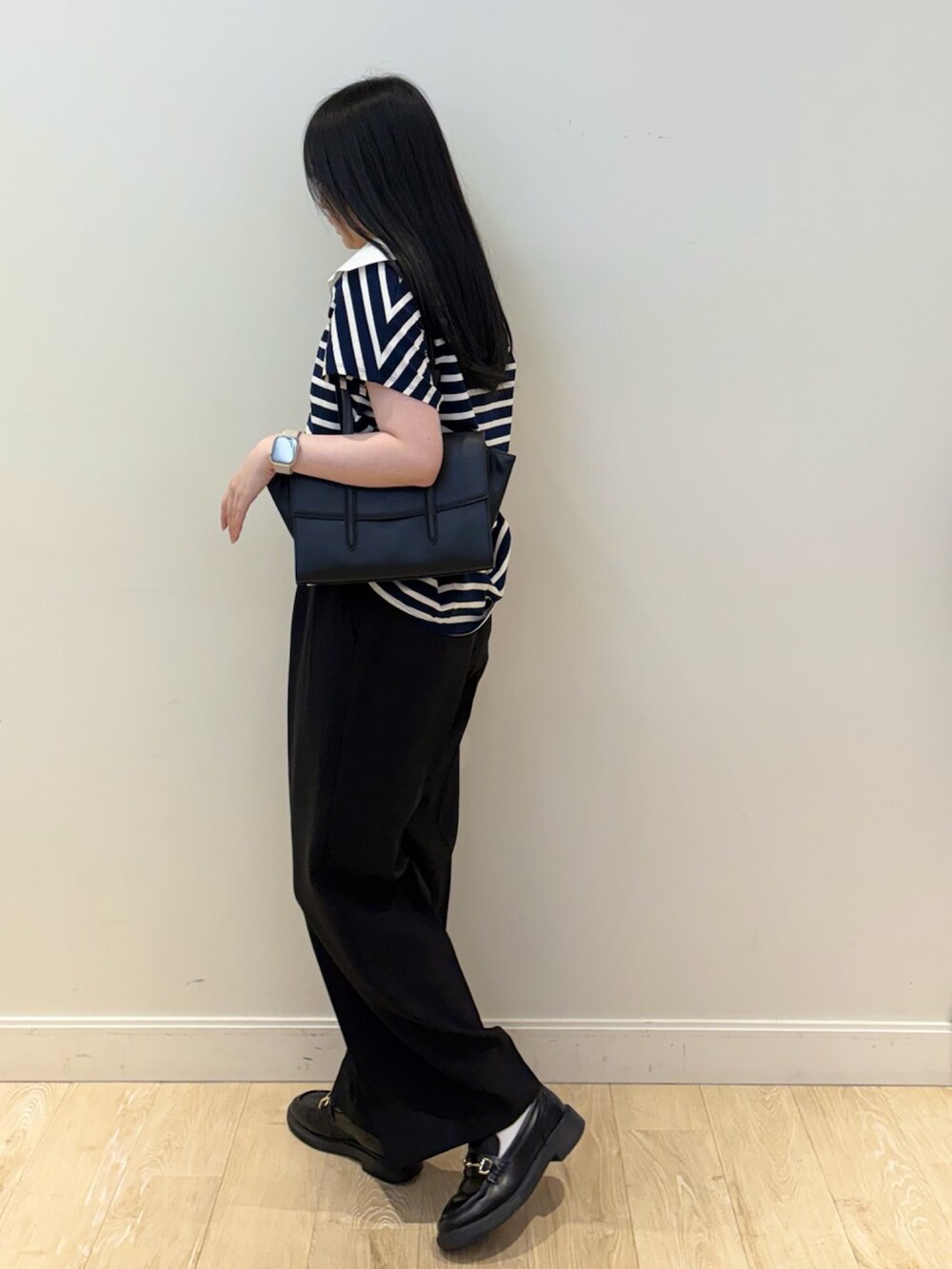 ブラック系のタンクトップ、ブルー系のTシャツ/カットソー、ブラック系のその他パンツを着用したレディースの夏コーディネートの3枚目の写真