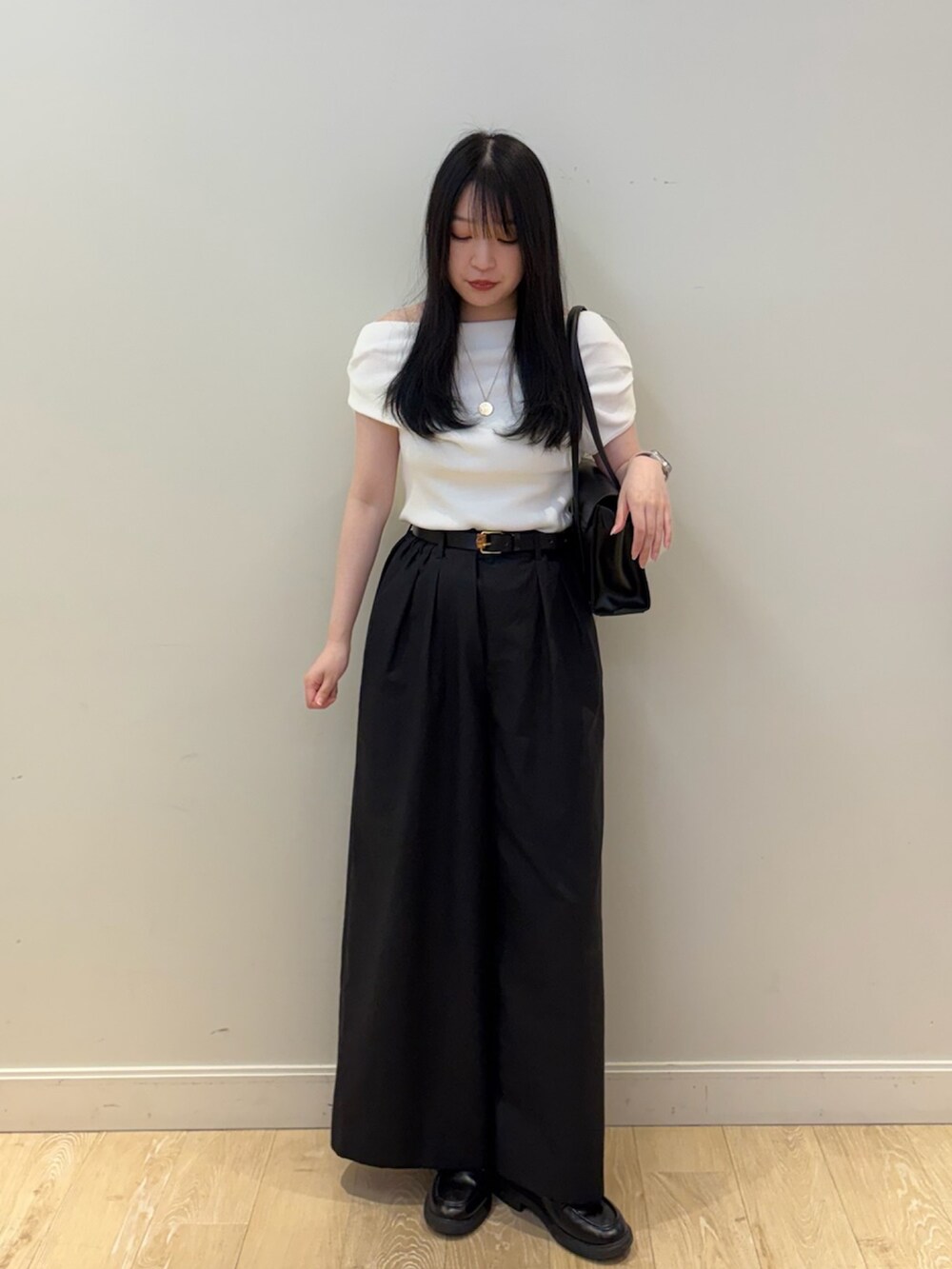 ブラック系のその他パンツ、ホワイト系のニット/セーター、ブラック系のトートバッグを着用したレディースの夏コーディネートの2枚目の写真