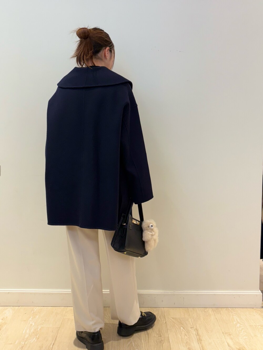 ホワイト系のその他パンツ、ブラック系のショルダーバッグ、ブルー系のその他アウターを着用したレディースの秋コーディネートの2枚目の写真