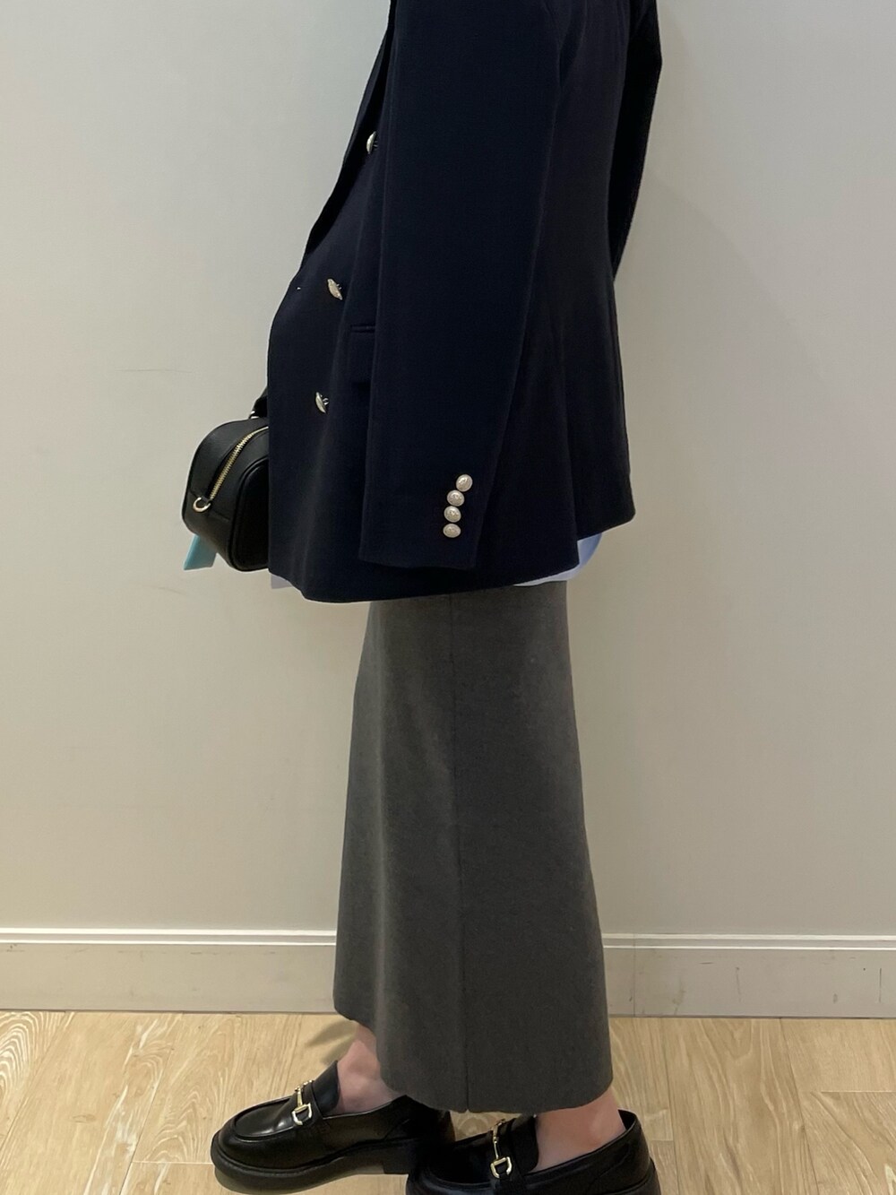 ブルー系のシャツ/ブラウス、グレー系のスカート、ブルー系のテーラードジャケットを着用したレディースの冬コーディネートの4枚目の写真