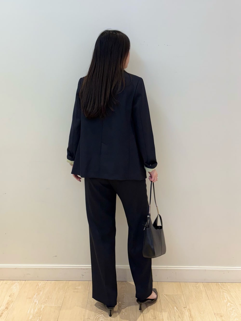 ブラック系のショルダーバッグ、ベージュ系のその他パンツ、ベージュ系のテーラードジャケットを着用したレディースの秋コーディネートの2枚目の写真