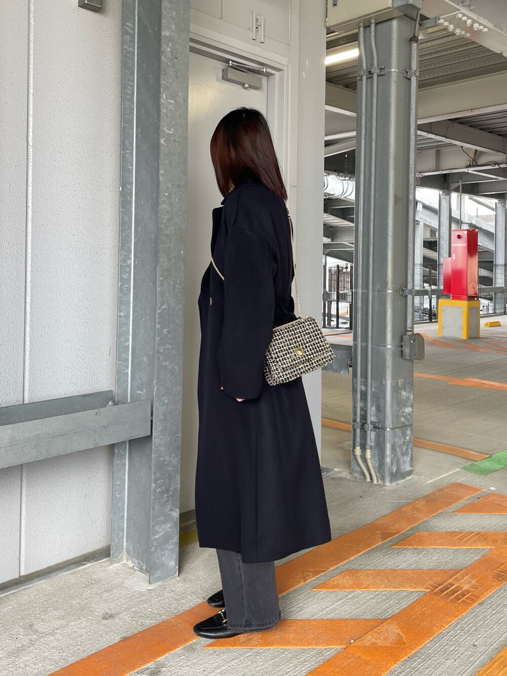 パープル系のニット/セーター、ブルー系のその他アウター、グレー系のデニムパンツを着用したレディースの冬コーディネートの2枚目の写真