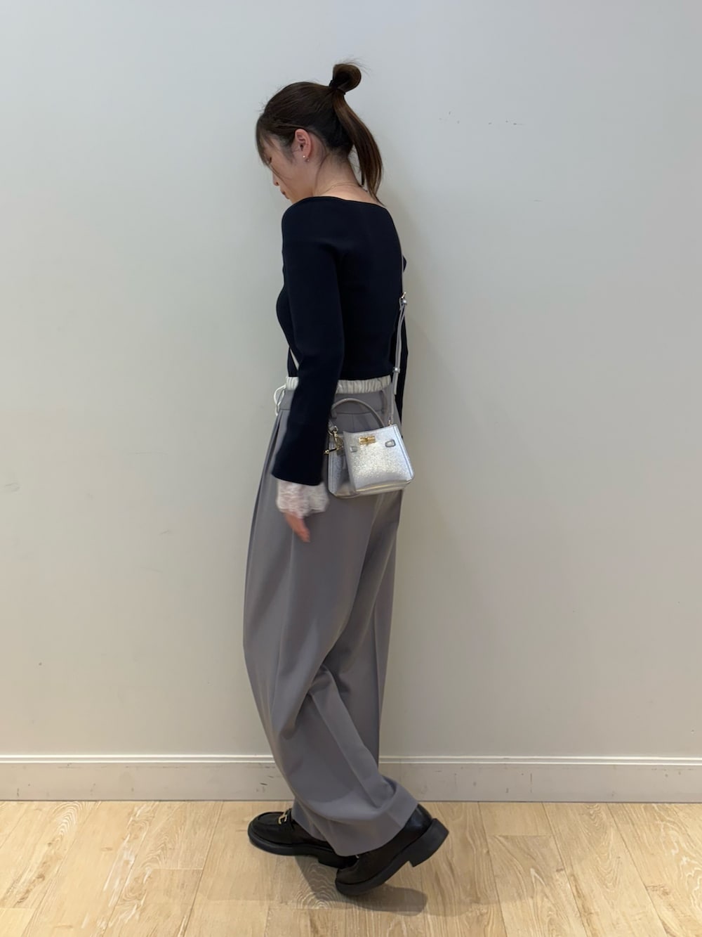 シルバー系のショルダーバッグ、ブルー系のニット/セーター、グレー系のその他パンツを着用したレディースの冬コーディネートの3枚目の写真