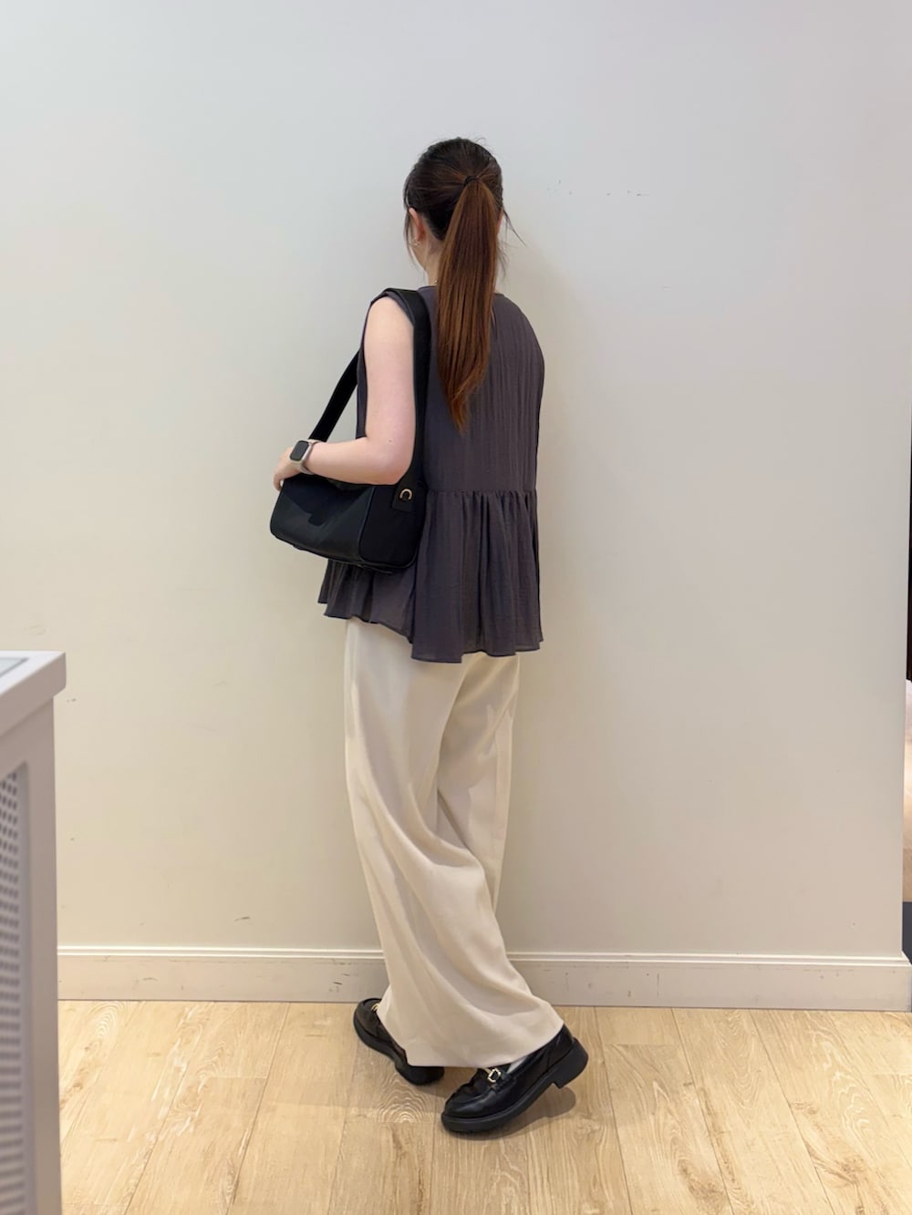 ブラック系のショルダーバッグ、ホワイト系のその他パンツ、グレー系のシャツ/ブラウスを着用したレディースの夏コーディネートの2枚目の写真
