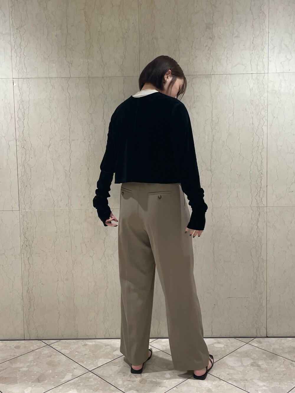 ゴールド系のニット/セーター、ブラック系のカーディガン/ボレロ、グリーン系のその他パンツを着用したレディースの夏コーディネートの4枚目の写真