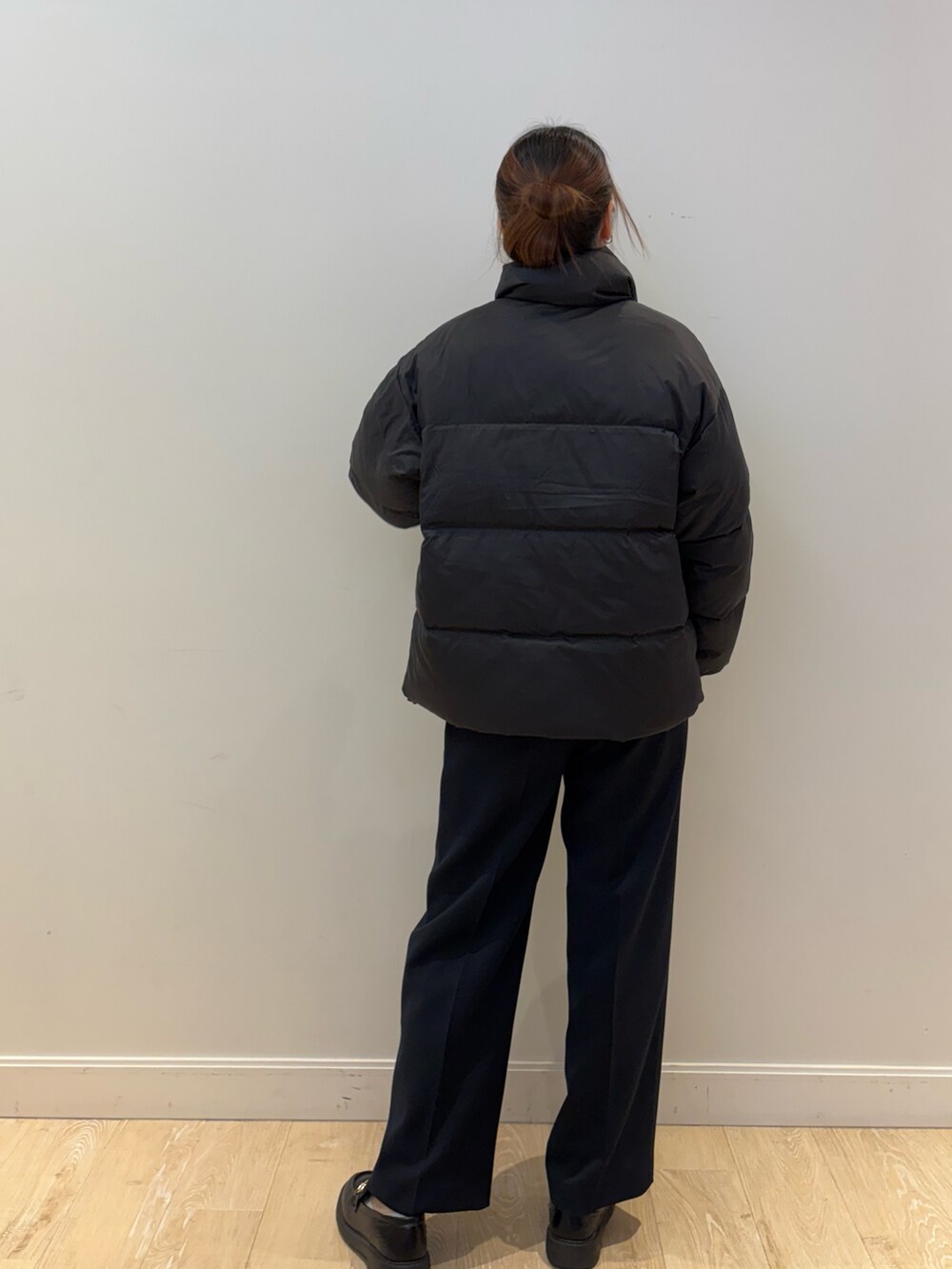 グレー系のニット/セーター、ブルー系のその他パンツ、ブラック系のベルトを着用したレディースの秋コーディネートの3枚目の写真