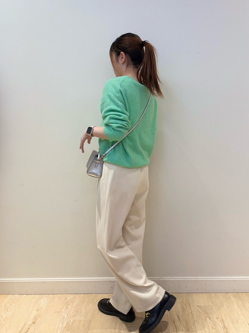 シルバー系のショルダーバッグ、ホワイト系のその他パンツ、ホワイト系のタンクトップを着用したレディースの冬コーディネートの3枚目の写真