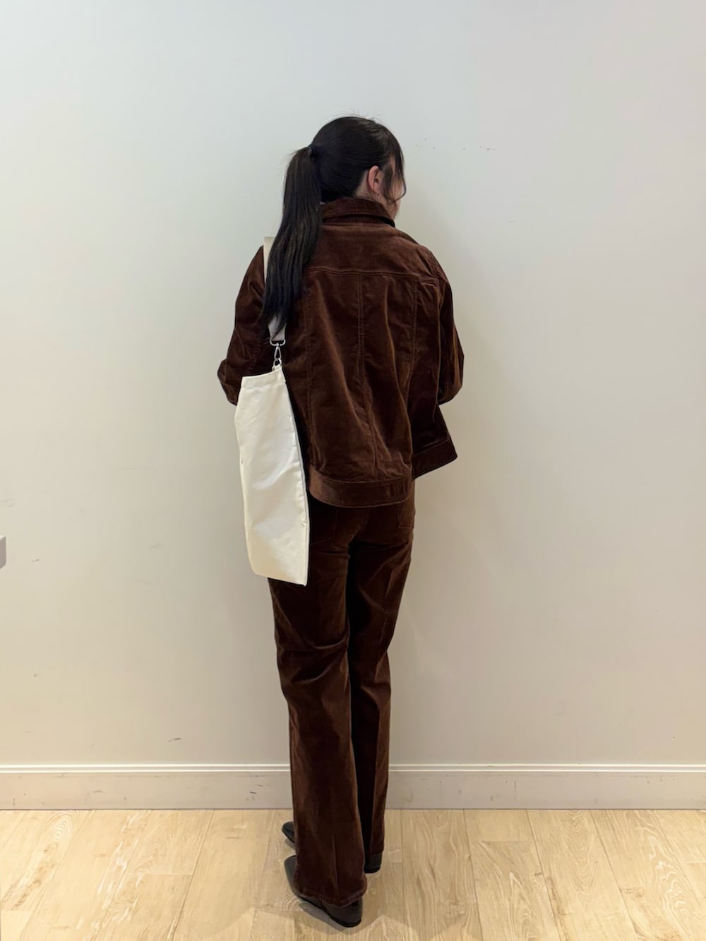 ブラウン系のブルゾン、ホワイト系のTシャツ/カットソー、ホワイト系のエコバッグ/サブバッグを着用したレディースの夏コーディネートの7枚目の写真