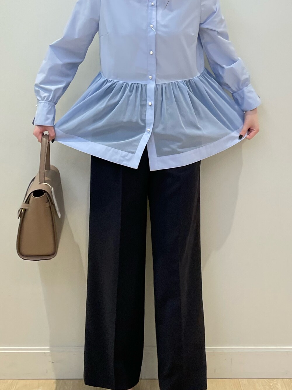 ブルー系のシャツ/ブラウス、ブラック系のその他パンツ、ベージュ系のショルダーバッグを着用したレディースの冬コーディネートの2枚目の写真