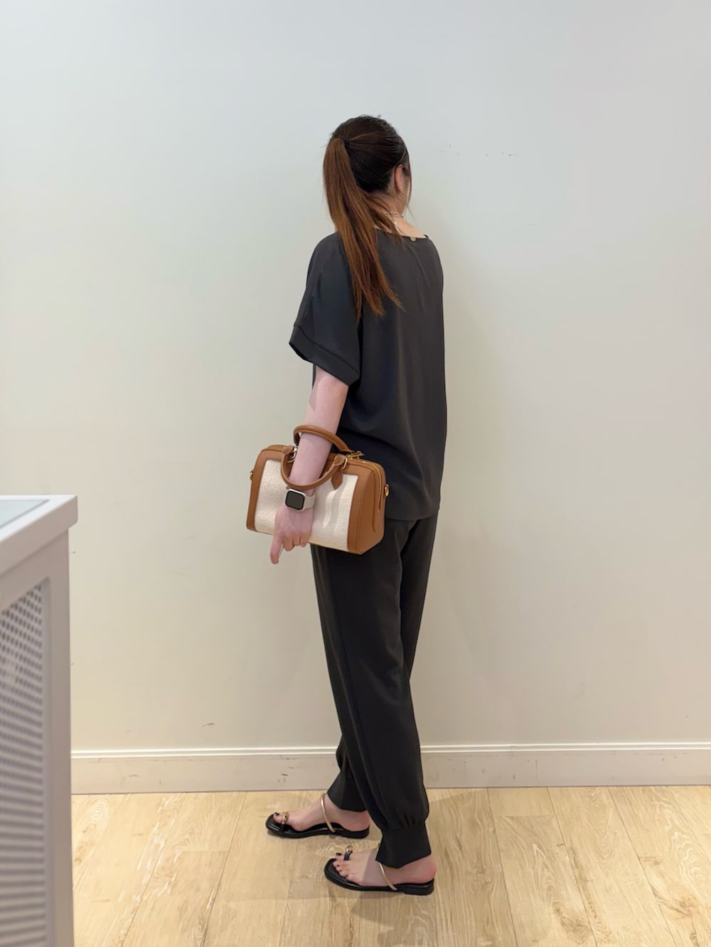 グレー系のシャツ/ブラウス、ブラウン系のボストンバッグ、グレー系のその他パンツを着用したレディースの夏コーディネートの2枚目の写真