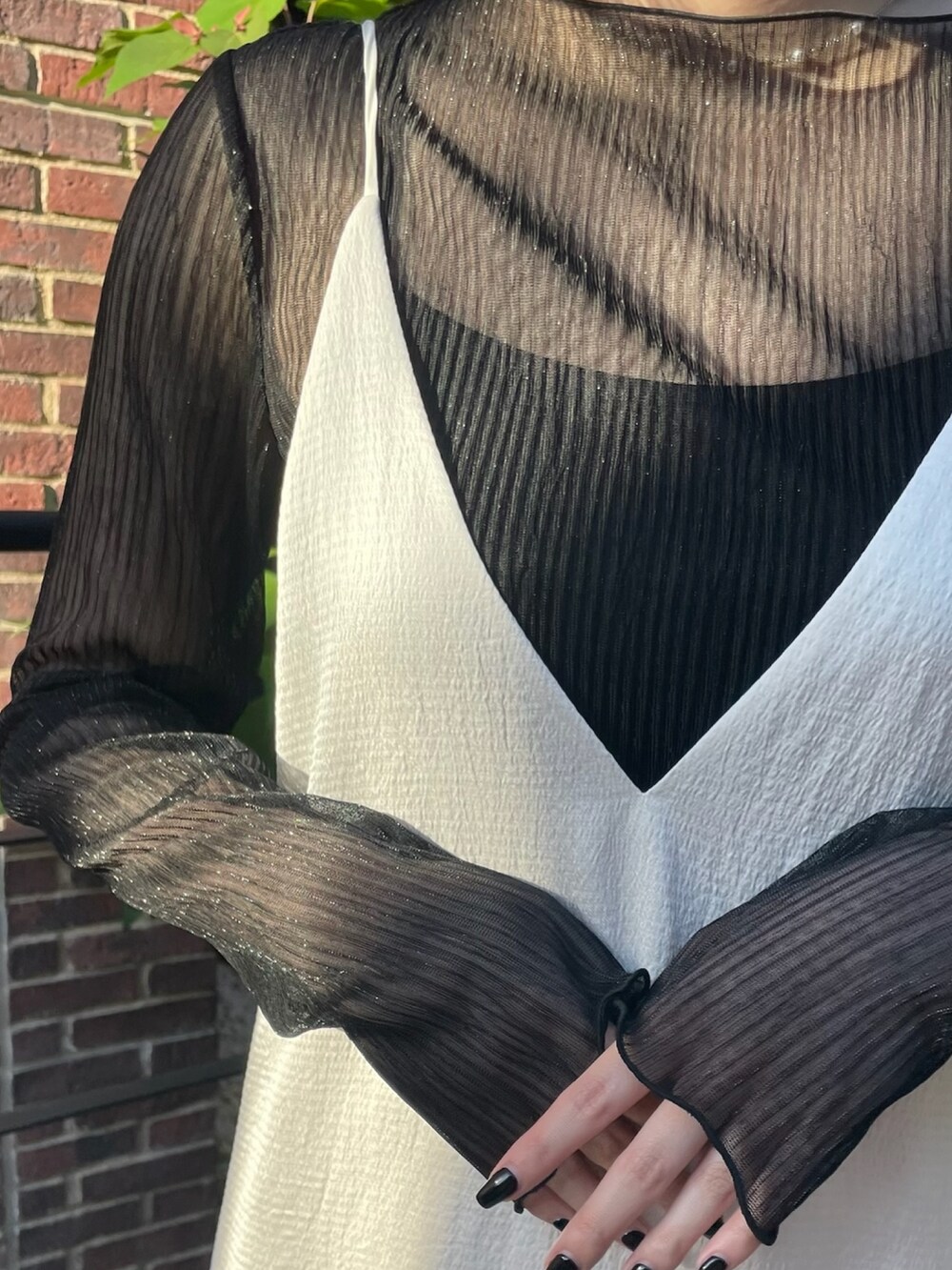 ホワイト系のワンピース、ブラック系のTシャツ/カットソーを着用したレディースの夏コーディネートの4枚目の写真