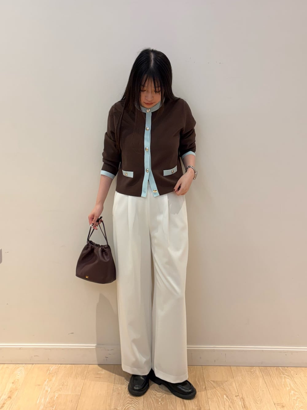 ホワイト系のその他パンツ、レッド系のショルダーバッグ、ベージュ系のカーディガン/ボレロを着用したレディースの秋コーディネートの4枚目の写真