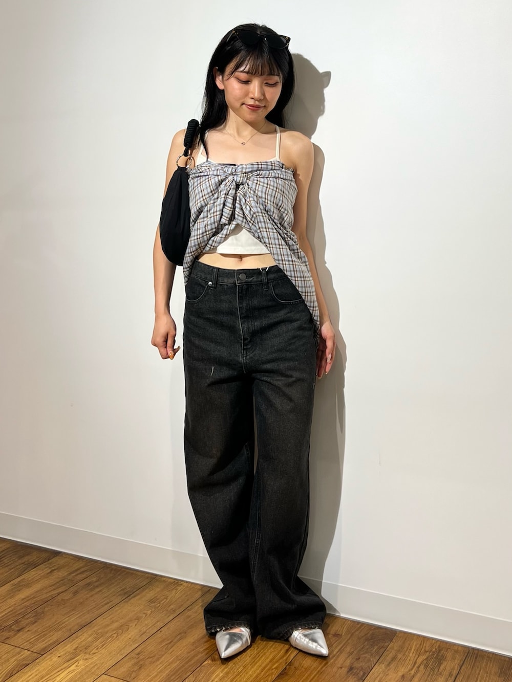 ブルー系のシャツ/ブラウス、ブラック系のハンドバッグ、ブラック系のその他パンツを着用したレディースの夏コーディネートの3枚目の写真