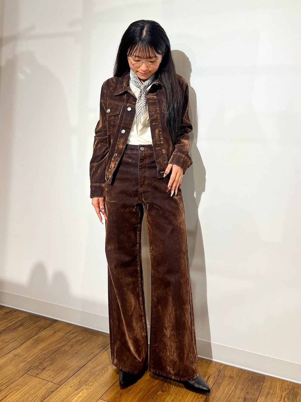ブラウン系のデニムジャケット、ブラウン系のその他パンツ、ブラック系のブーツを着用したレディースの秋コーディネートの2枚目の写真