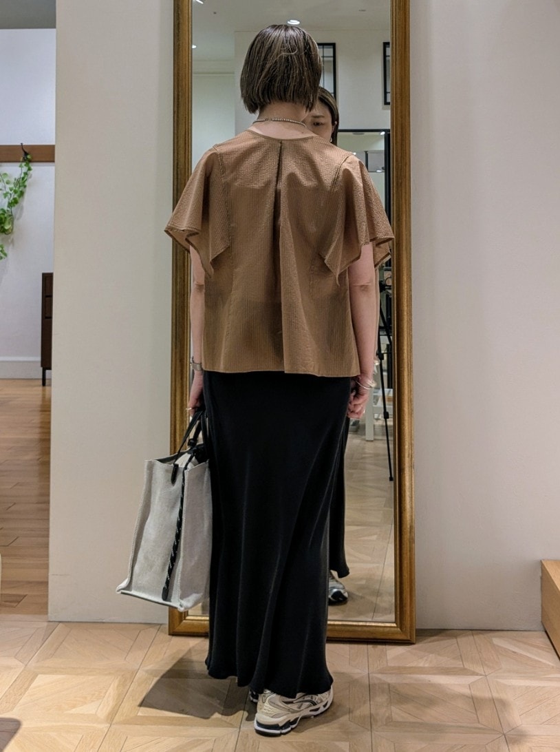 イエロー系のシャツ/ブラウス、ホワイト系のタンクトップ、ホワイト系のショルダーバッグを着用したレディースの夏コーディネートの5枚目の写真