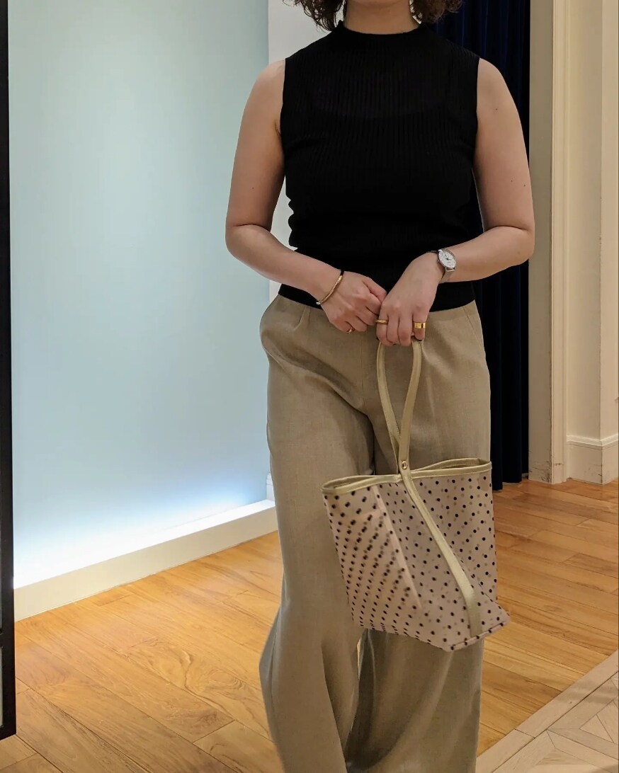 ブラック系のカーディガン/ボレロ、ブラック系のニット/セーター、ベージュ系のその他パンツを着用したレディースの夏コーディネートの6枚目の写真