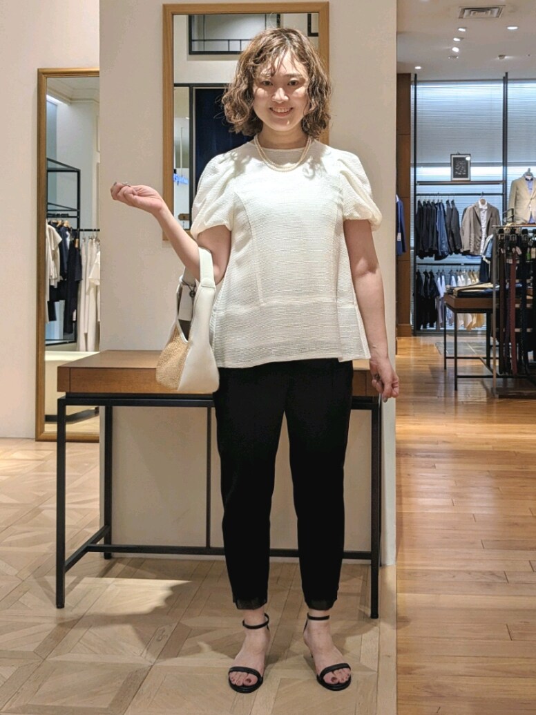 ホワイト系のシャツ/ブラウス、ブラック系のサンダル、ホワイト系のトートバッグを着用したレディースの夏コーディネートの4枚目の写真