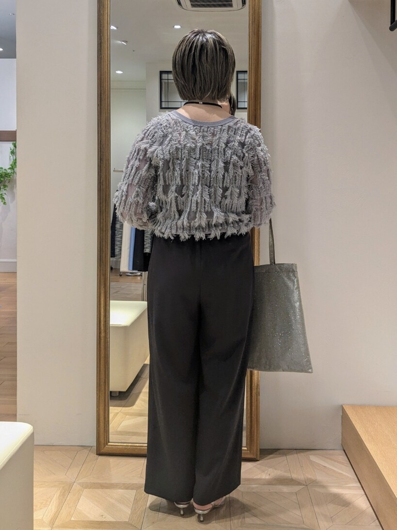 グレー系のその他パンツ、グレー系のカーディガン/ボレロ、ゴールド系のトートバッグを着用したレディースの春コーディネートの4枚目の写真