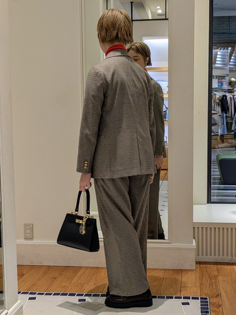 ベージュ系のテーラードジャケット、オレンジ系のニット/セーター、ブラウン系のその他パンツを着用したレディースの冬コーディネートの5枚目の写真