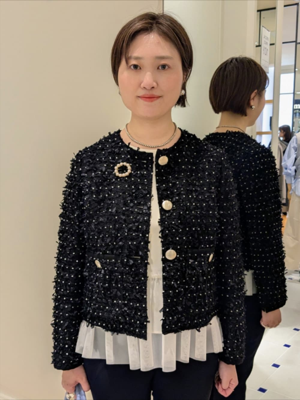 ホワイト系のシャツ/ブラウス、ブルー系のノーカラージャケット、ブルー系のその他パンツを着用したレディースの冬コーディネートの3枚目の写真