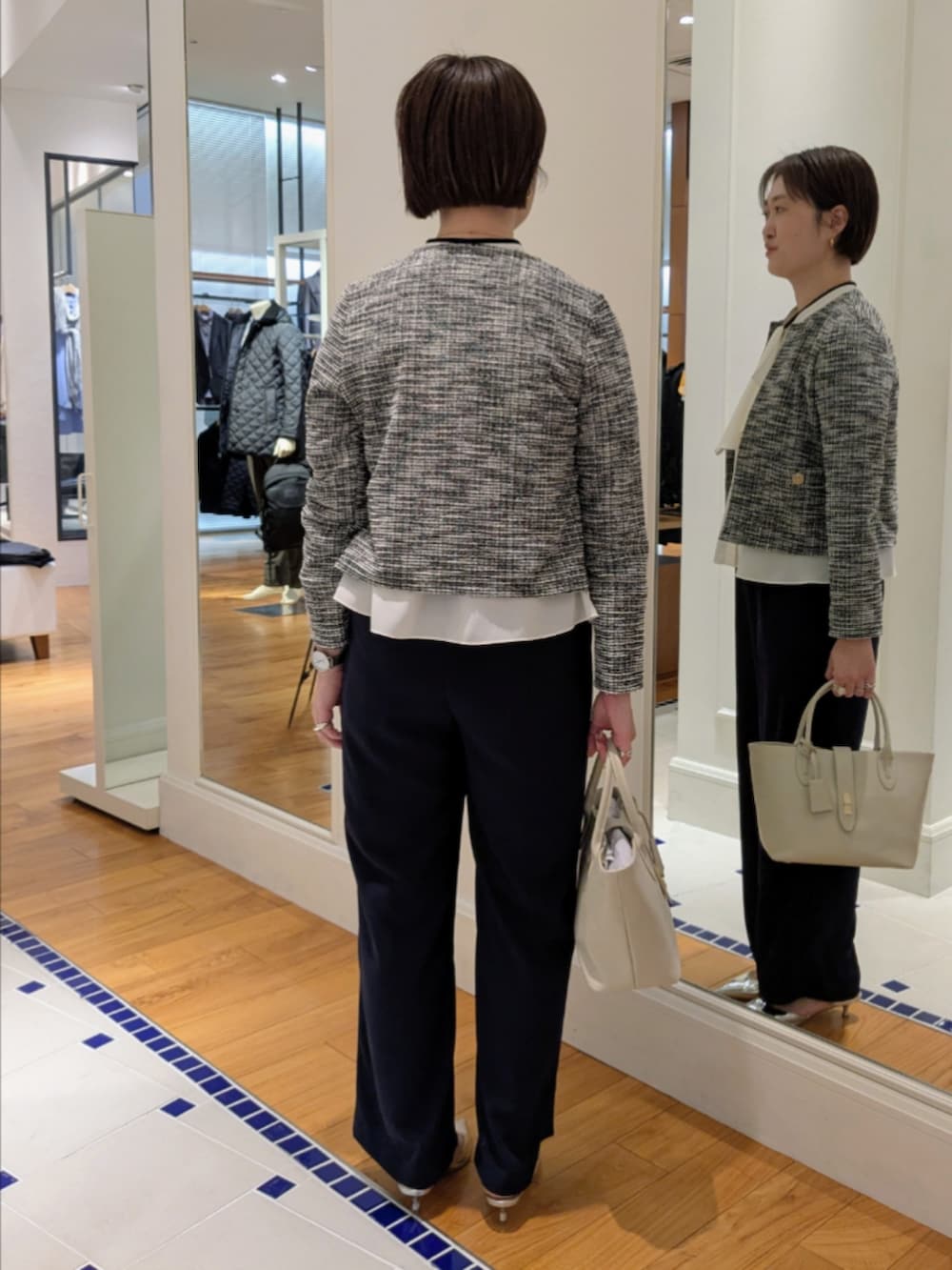 ホワイト系のシャツ/ブラウス、ブラック系のノーカラージャケット、ブルー系のその他パンツを着用したレディースの冬コーディネートの6枚目の写真