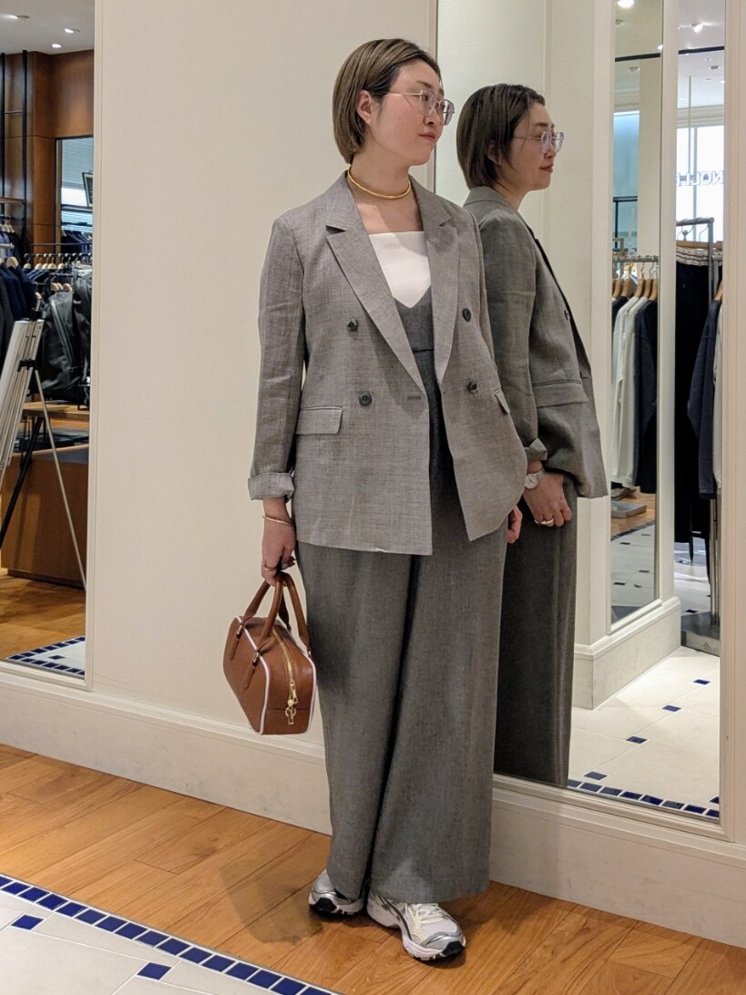 「レイヤードスタイル、シンプルコーデ、淡色コーデ、きれいめカジュアル、休日スタイル、スニーカー、お出かけコーデ、シンプルスタイル、オトナカジュアル、キレイめ、キレイめカジュアル、キレイめコーデ、ママコーデ、オールインワン、ジャケットスタイル」｜「NOLLEY’Sのウォッシャブルラミーシャンブレーダブルジャケット（テーラードジャケット、ベージュ系）」を使った、nol takamiさん（骨格ストレート・レディース・164cm）の春コーディネートの5枚目の写真