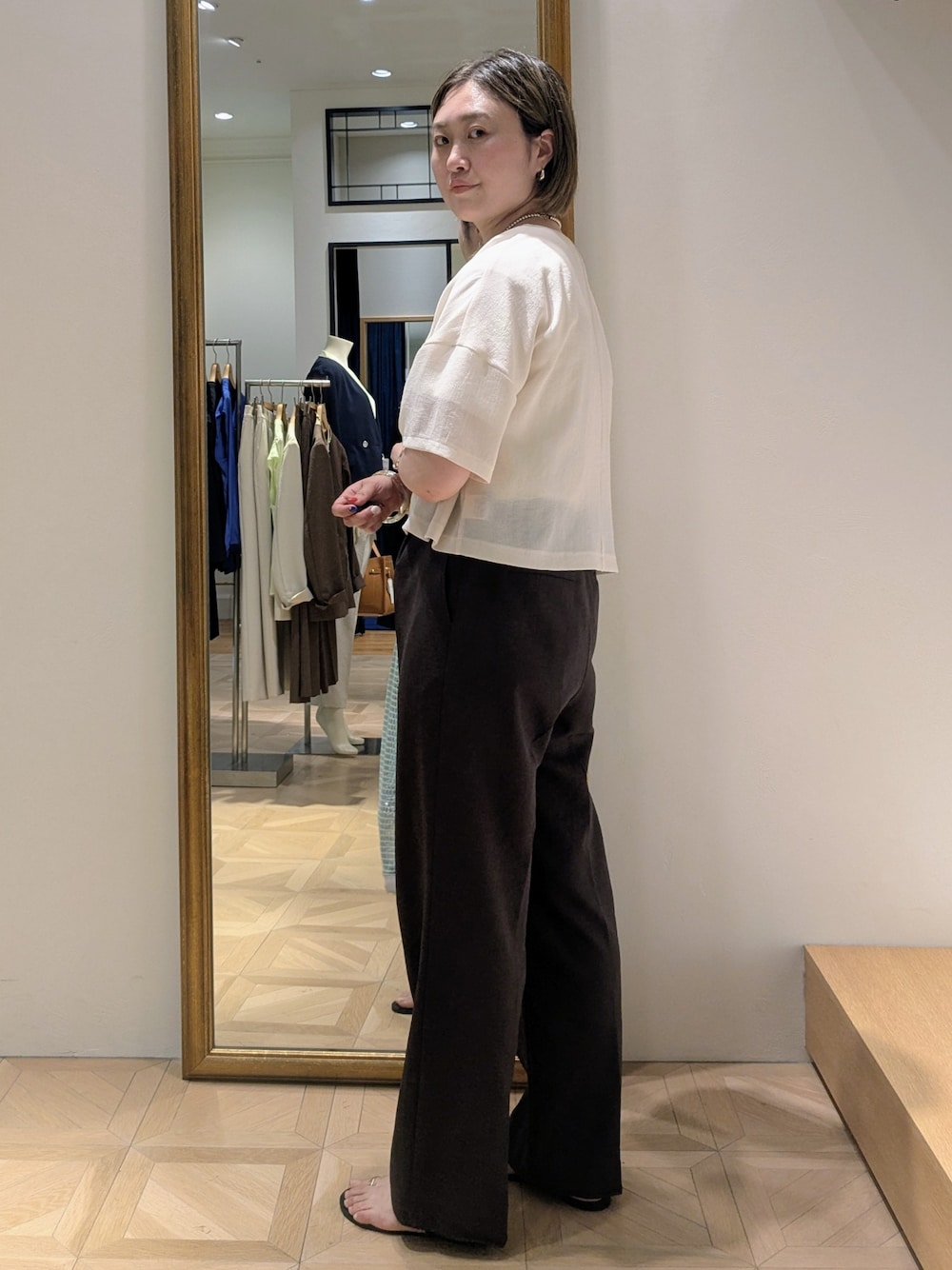 ホワイト系のカーディガン/ボレロ、グリーン系のショルダーバッグ、ブラウン系のその他パンツを着用したレディースの夏コーディネートの3枚目の写真