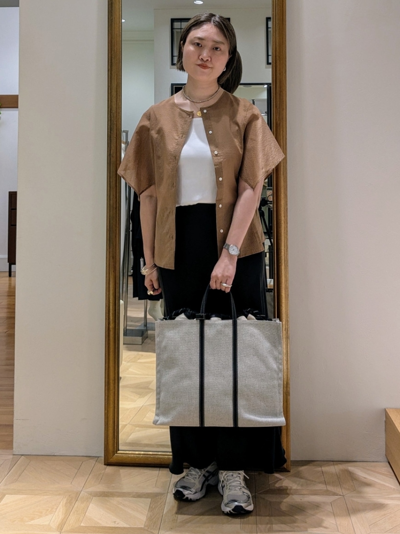 イエロー系のシャツ/ブラウス、ホワイト系のタンクトップ、ホワイト系のショルダーバッグを着用したレディースの夏コーディネートの3枚目の写真