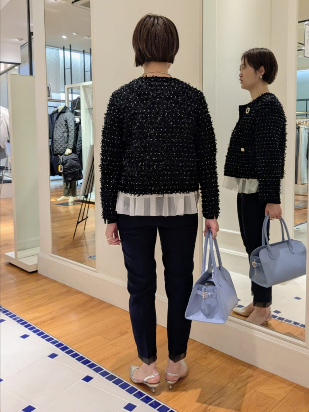 ホワイト系のシャツ/ブラウス、ブルー系のノーカラージャケット、ブルー系のその他パンツを着用したレディースの冬コーディネートの5枚目の写真