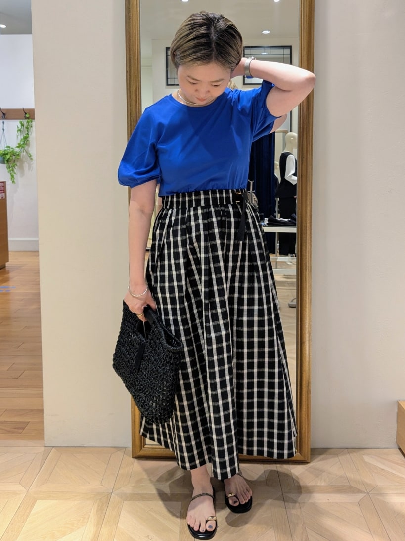 ブラック系のかごバッグ、ブラック系のスカート、ブルー系のTシャツ/カットソーを着用したレディースの春コーディネートの10枚目の写真