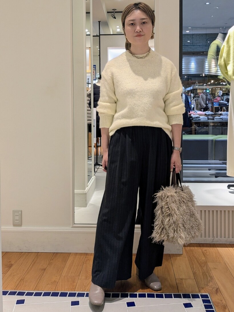 ベージュ系のニット/セーター、ベージュ系のショルダーバッグ、ブラック系のその他パンツを着用したレディースの冬コーディネートの3枚目の写真