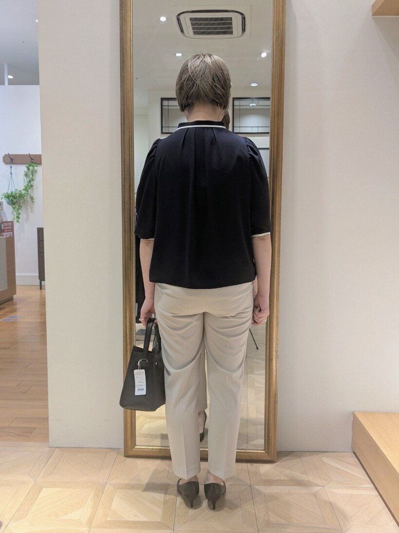 ブルー系のシャツ/ブラウス、ブラック系のノーカラージャケット、ベージュ系のその他パンツを着用したレディースの春コーディネートの6枚目の写真