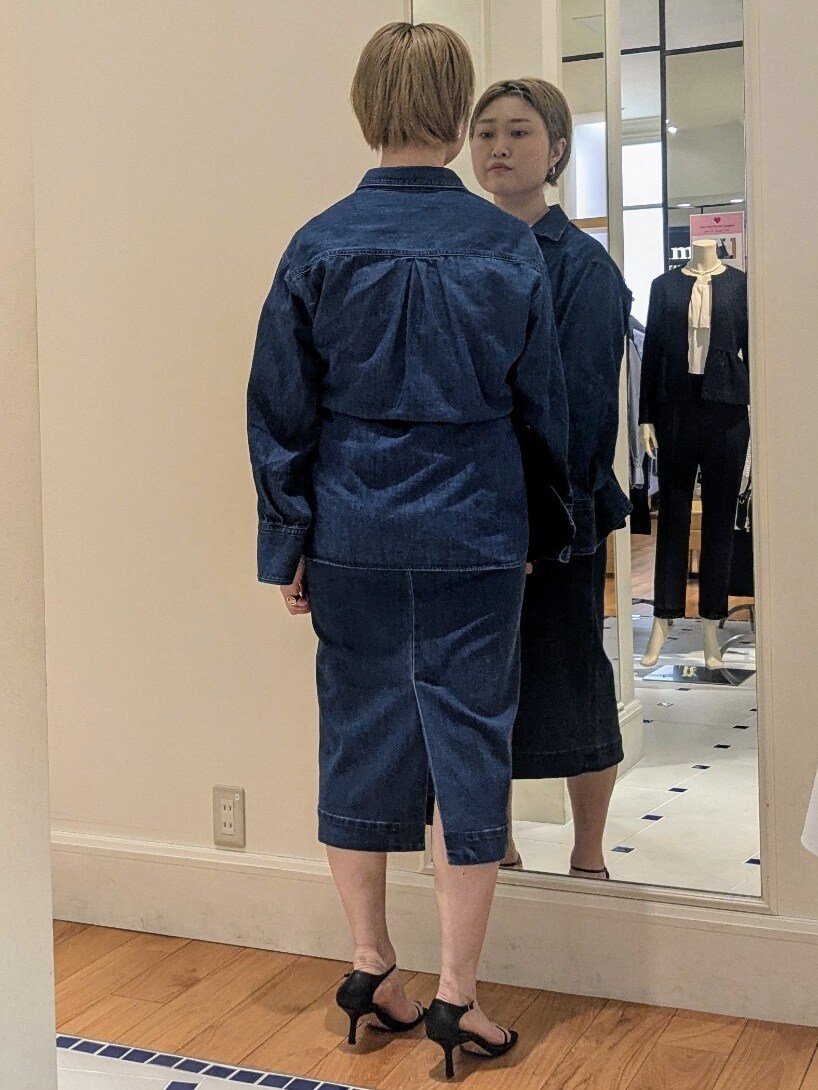 ブルー系のシャツ/ブラウス、ホワイト系のTシャツ/カットソー、ブラック系のトートバッグを着用したレディースの冬コーディネートの5枚目の写真