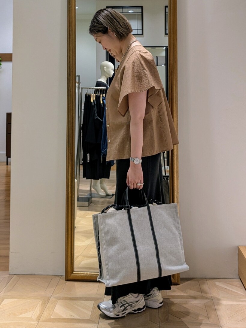 イエロー系のシャツ/ブラウス、ホワイト系のタンクトップ、ホワイト系のショルダーバッグを着用したレディースの夏コーディネートの6枚目の写真