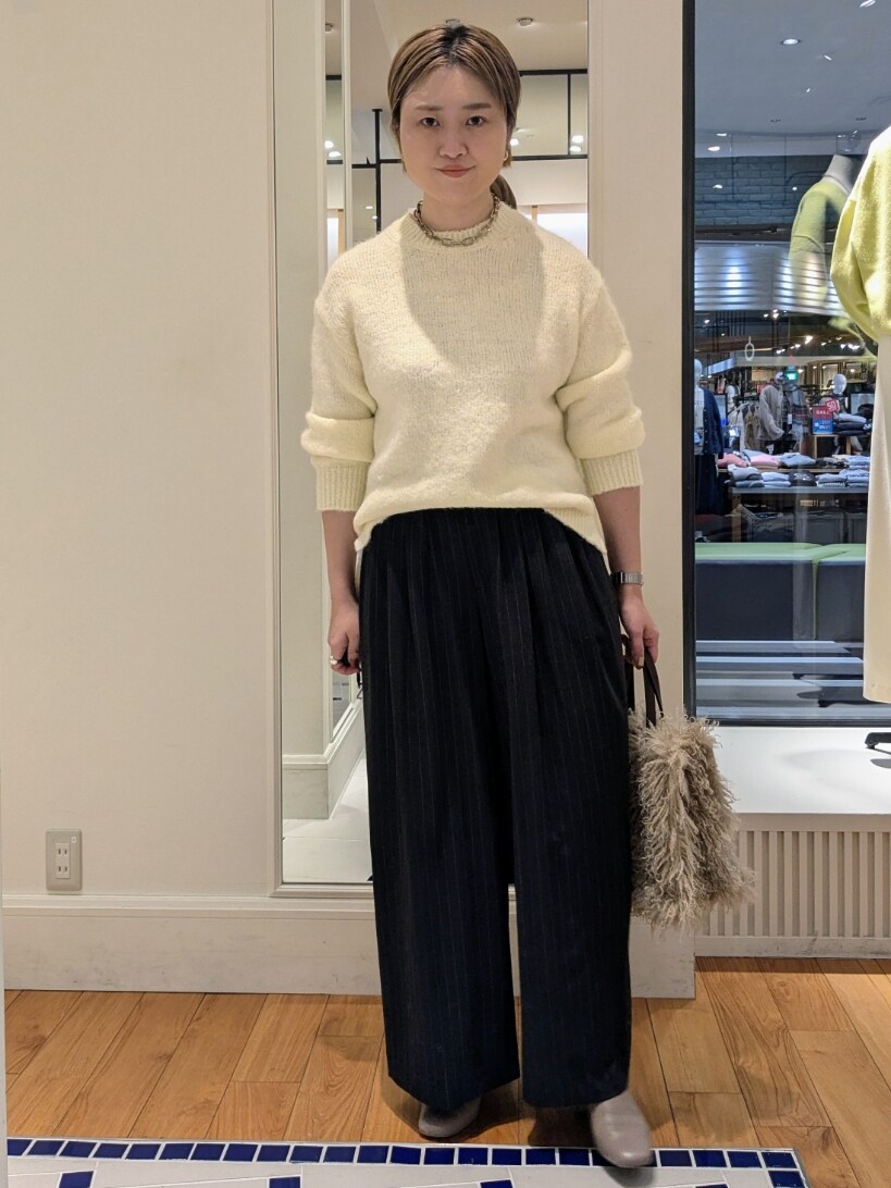 ベージュ系のニット/セーター、ベージュ系のショルダーバッグ、ブラック系のその他パンツを着用したレディースの冬コーディネートの5枚目の写真