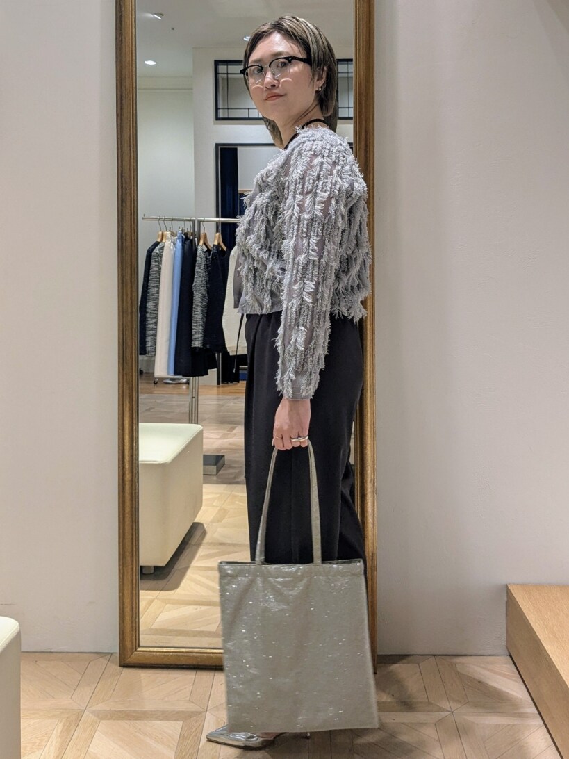 グレー系のその他パンツ、グレー系のカーディガン/ボレロ、ゴールド系のトートバッグを着用したレディースの春コーディネートの2枚目の写真