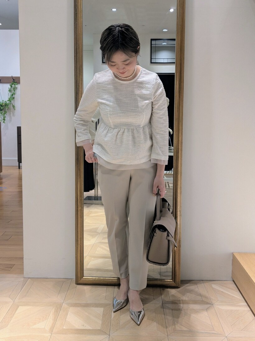 ホワイト系のTシャツ/カットソー、ベージュ系のショルダーバッグ、ベージュ系のその他パンツを着用したレディースの春コーディネートの3枚目の写真