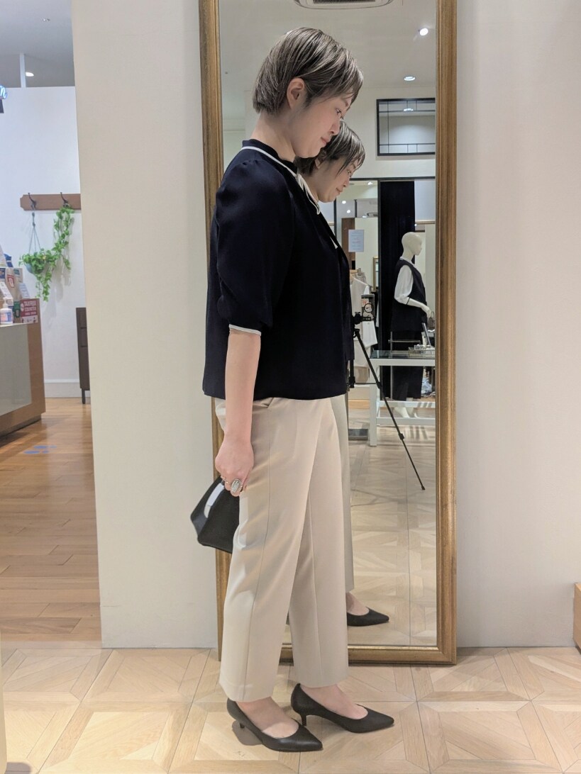 ブルー系のシャツ/ブラウス、ブラック系のノーカラージャケット、ベージュ系のその他パンツを着用したレディースの春コーディネートの8枚目の写真