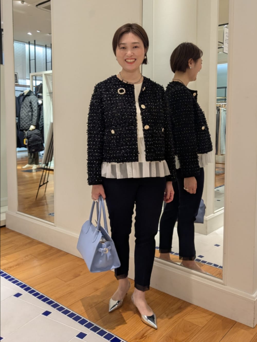 ホワイト系のシャツ/ブラウス、ブルー系のノーカラージャケット、ブルー系のその他パンツを着用したレディースの冬コーディネートの2枚目の写真