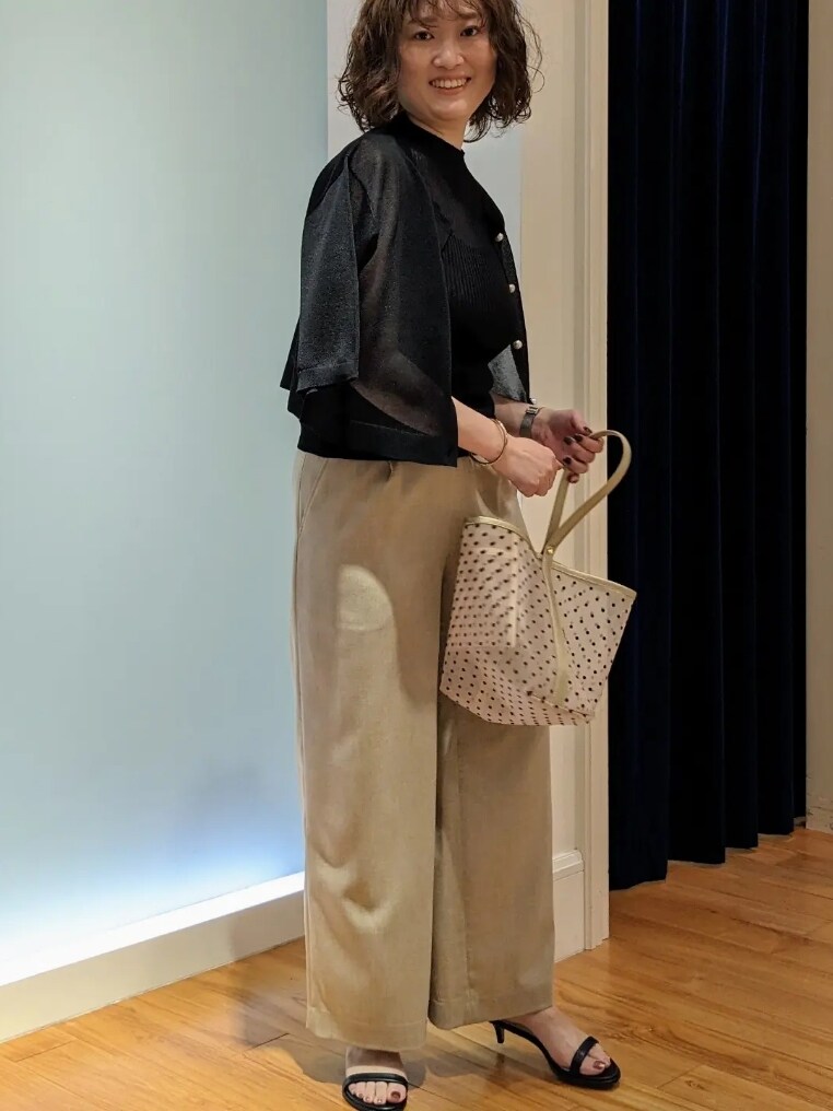 ブラック系のカーディガン/ボレロ、ブラック系のニット/セーター、ベージュ系のその他パンツを着用したレディースの夏コーディネートの2枚目の写真