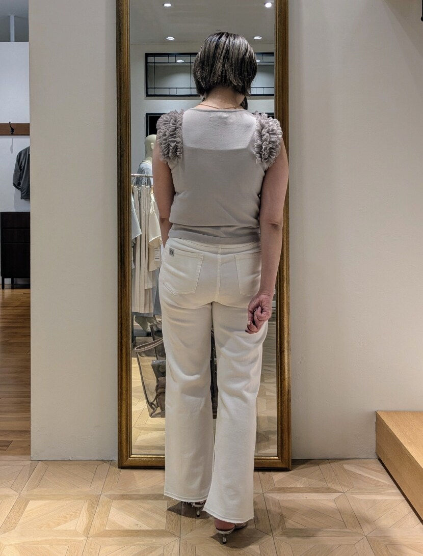 ベージュ系のニット/セーター、ホワイト系のデニムパンツ、ベージュ系のトートバッグを着用したレディースの夏コーディネートの7枚目の写真