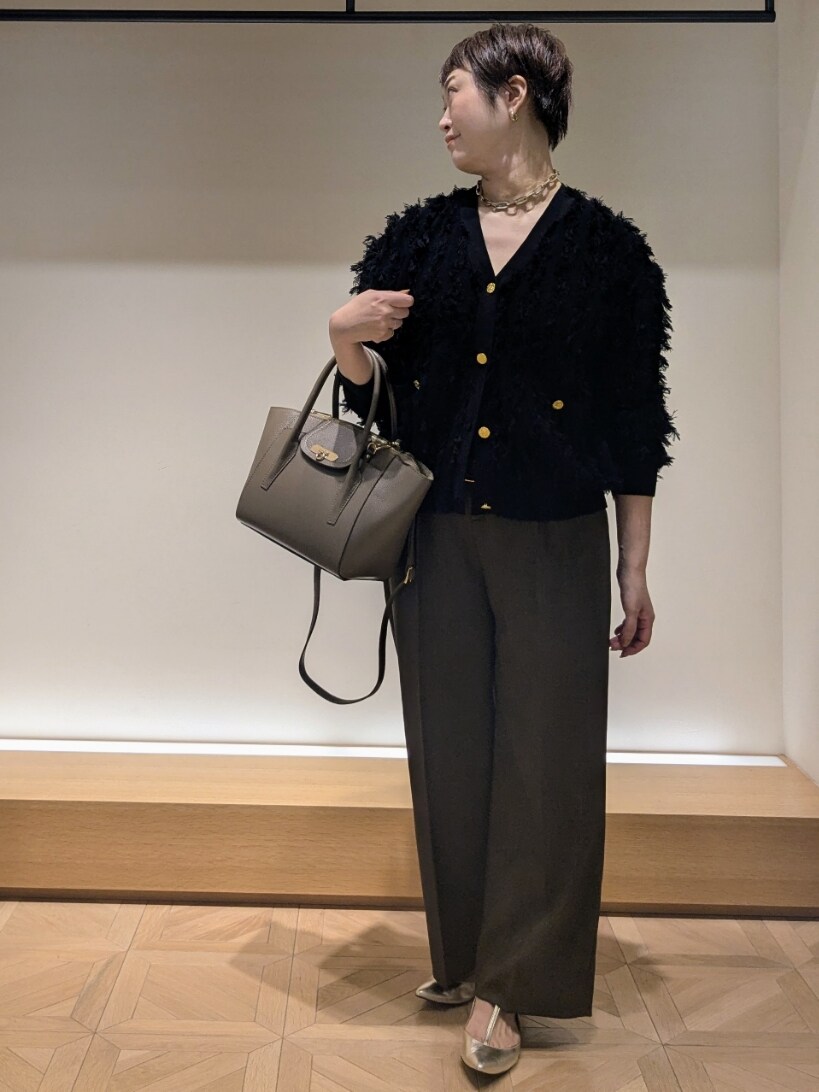 ブラック系のカーディガン/ボレロ、ブラウン系のその他パンツ、ブラウン系のショルダーバッグを着用したレディースの秋コーディネートの8枚目の写真