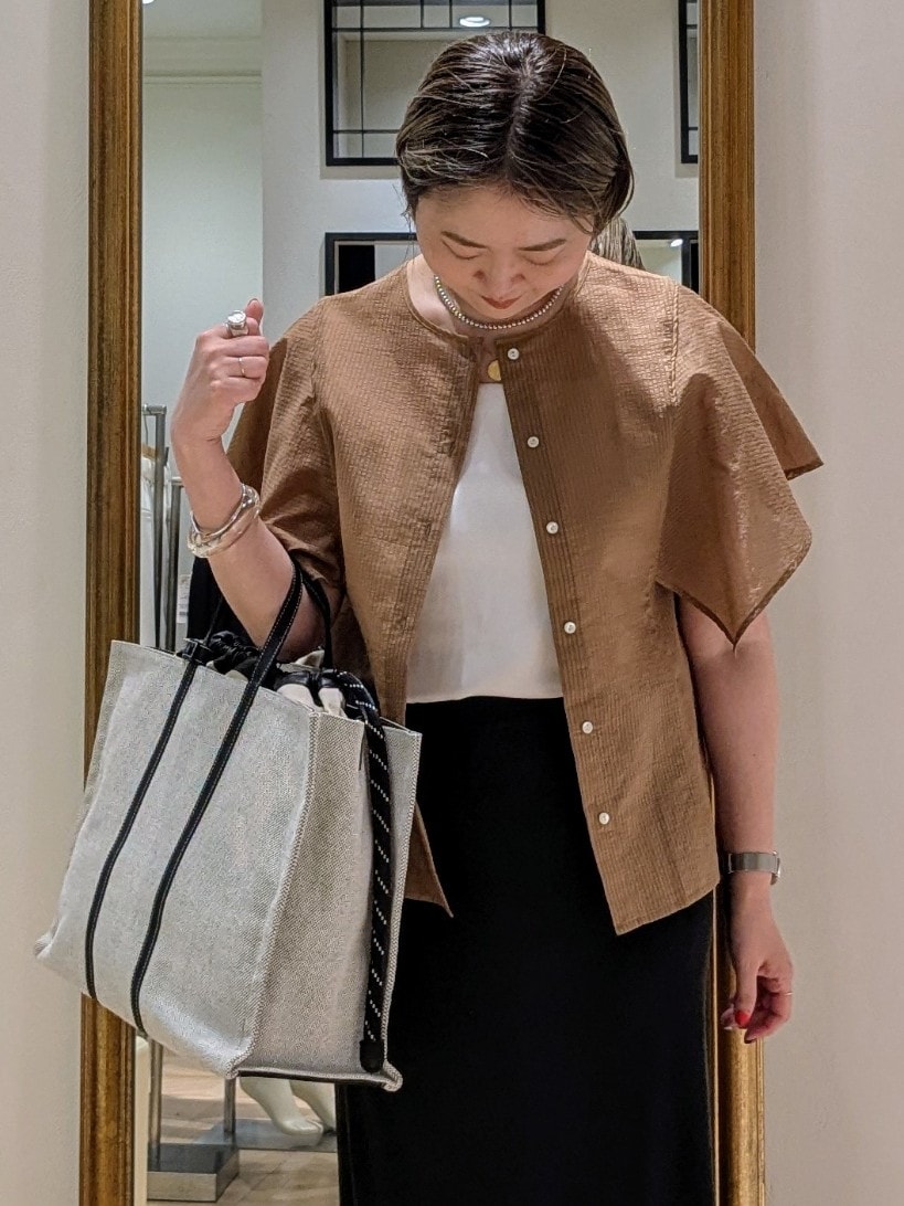 イエロー系のシャツ/ブラウス、ホワイト系のタンクトップ、ホワイト系のショルダーバッグを着用したレディースの夏コーディネートの7枚目の写真